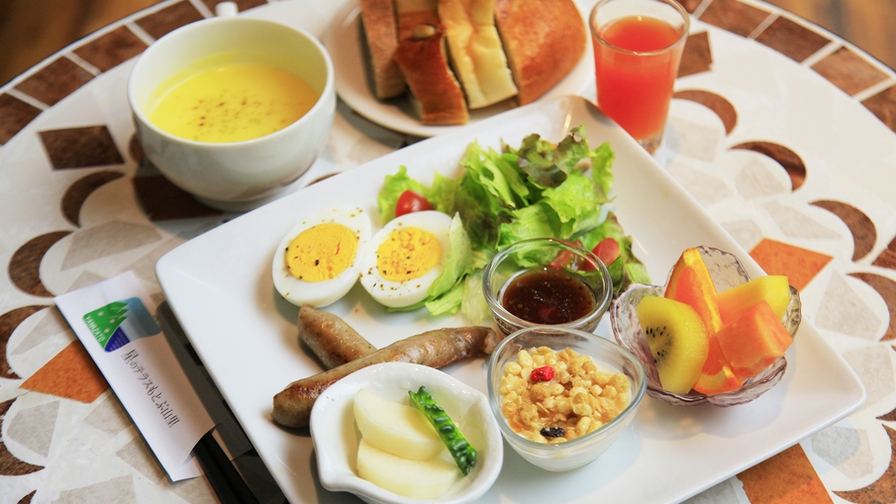【朝食付】〜美しい景色に囲まれ、朝ごはん〜出来立て『ホットサンド』など！地元食材の＜選べる朝食＞
